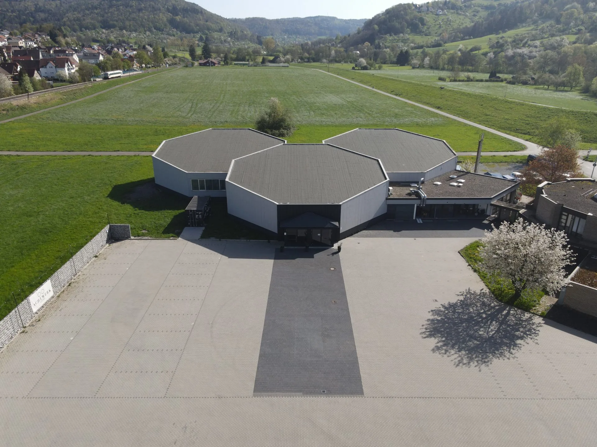 AchtWerk — 2.000 m² Outdoor-Bereich für Events und Hochzeiten