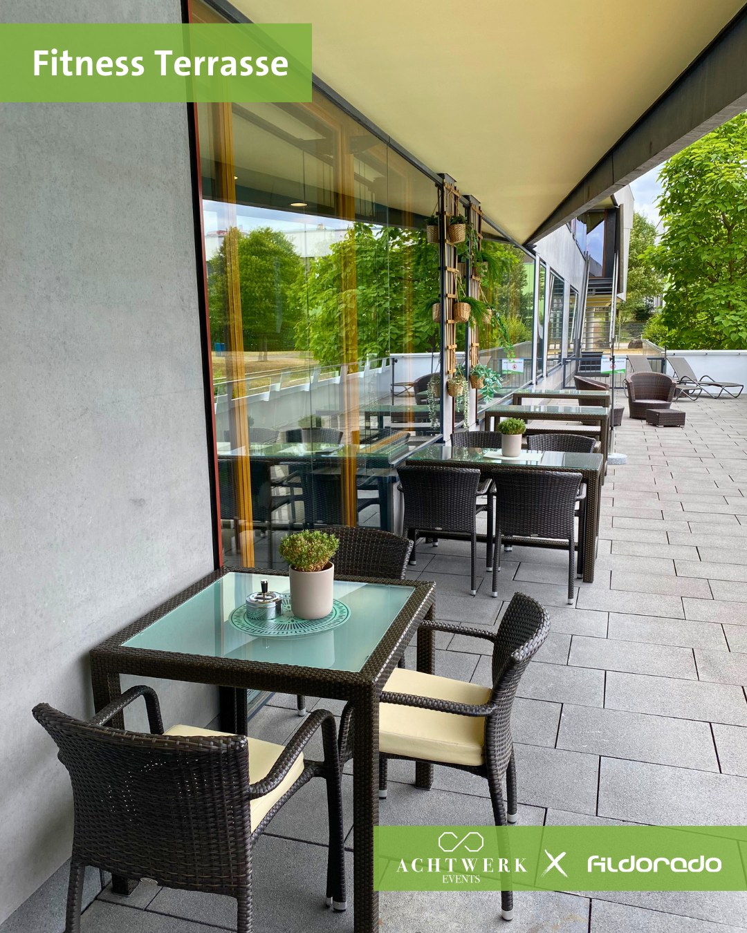 Überdachte Außenterrasse des Fitnessbereichs im Fildorado Filderstadt mit Rattan-Möbeln und Gartenblick