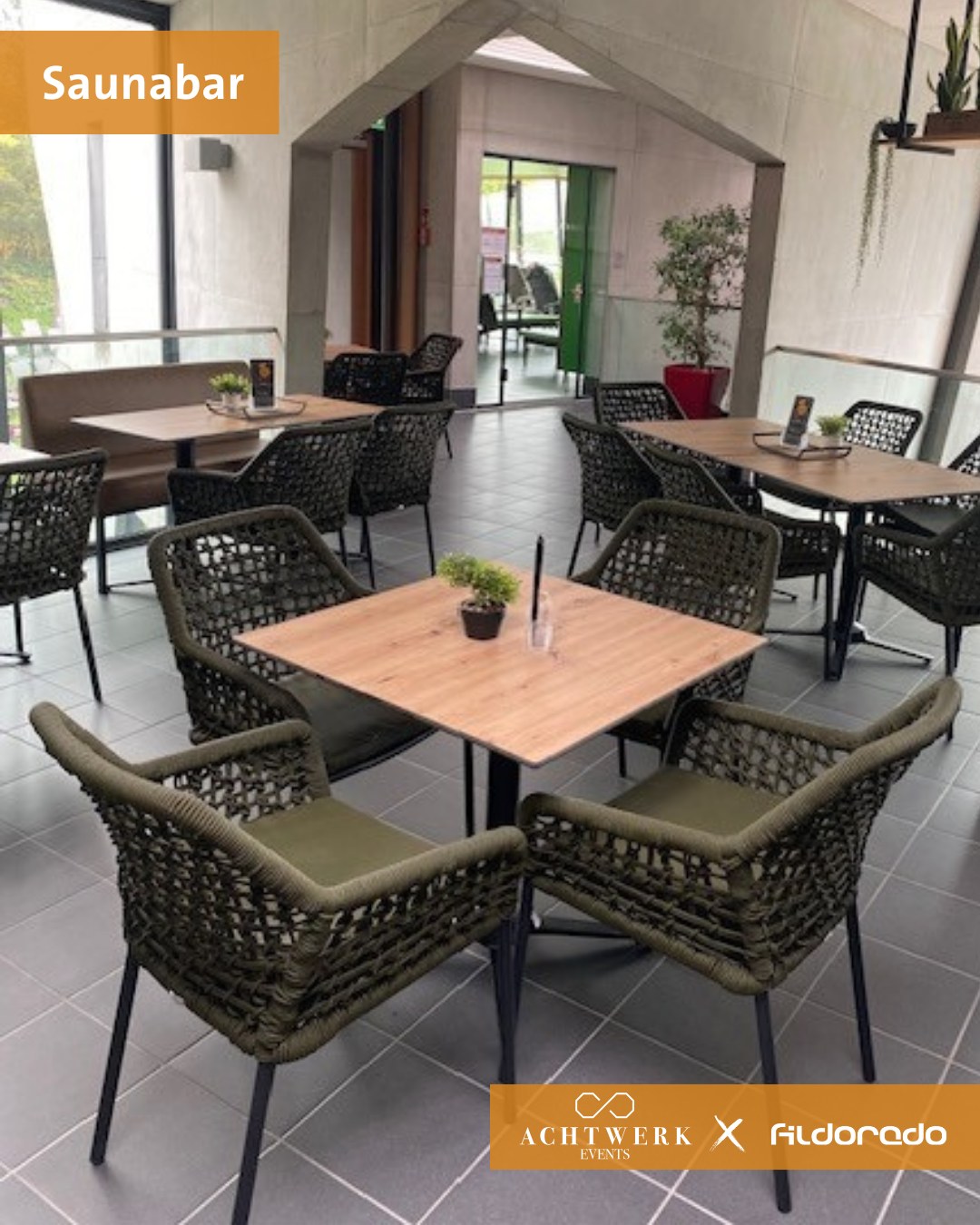 Saunabar im Fildorado Filderstadt mit geflochtenen Stühlen und Holztischen in modernem Innenraum