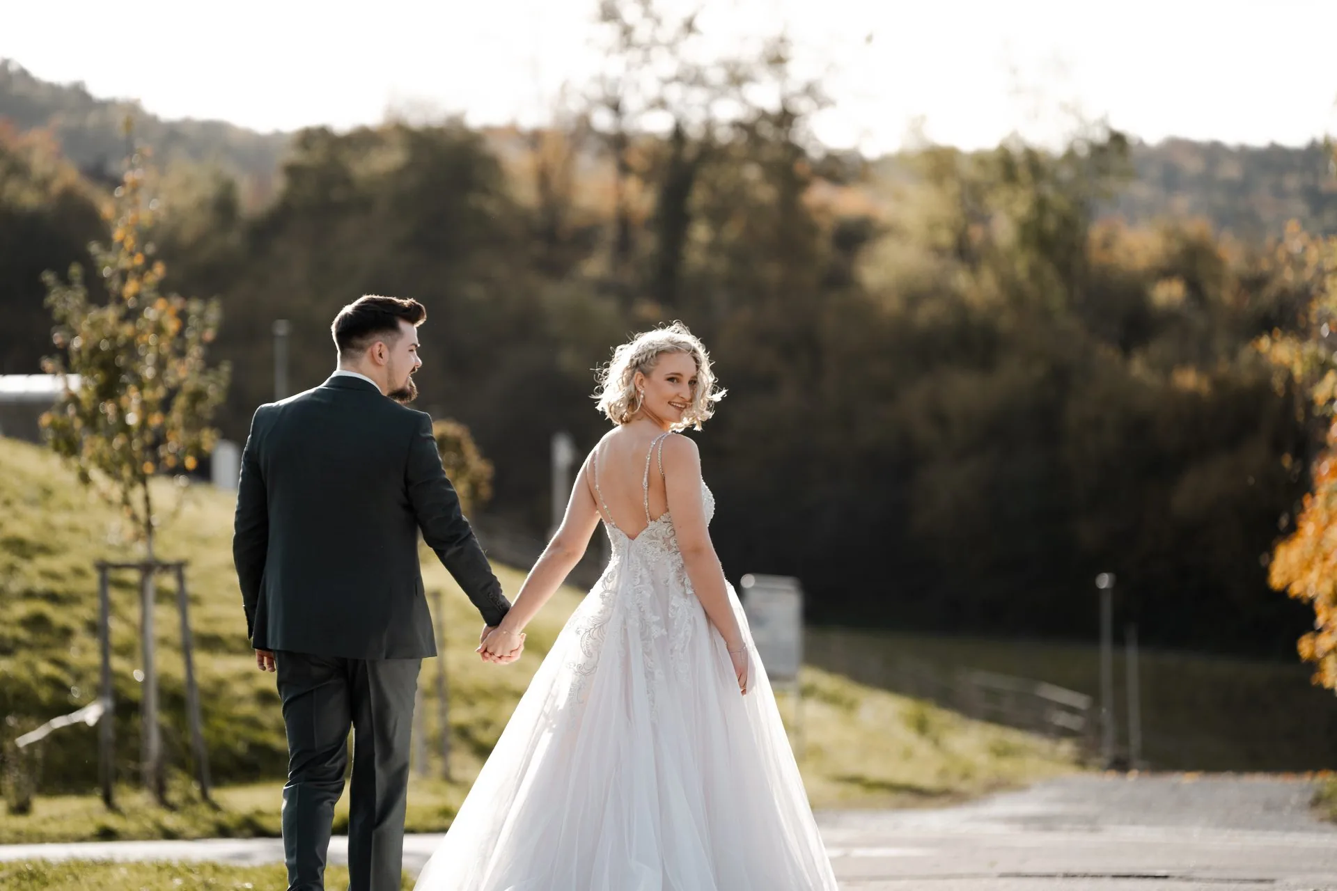 Brautpaar Hand in Hand im goldenen Abendlicht — Hochzeit AchtWerk