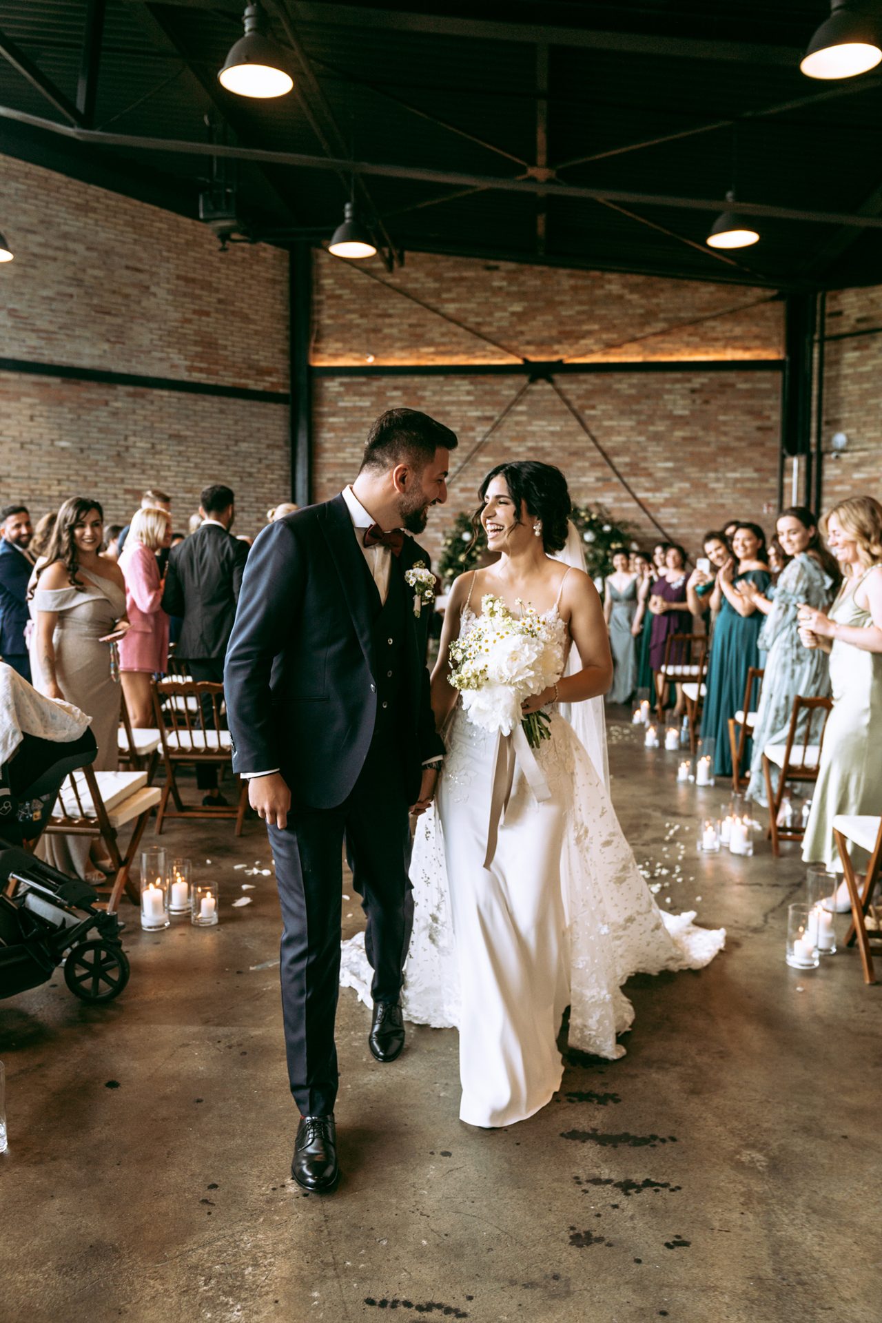 Brautpaar verlässt strahlend die Trauungshalle — Hochzeitslocation AchtWerk nahe Stuttgart