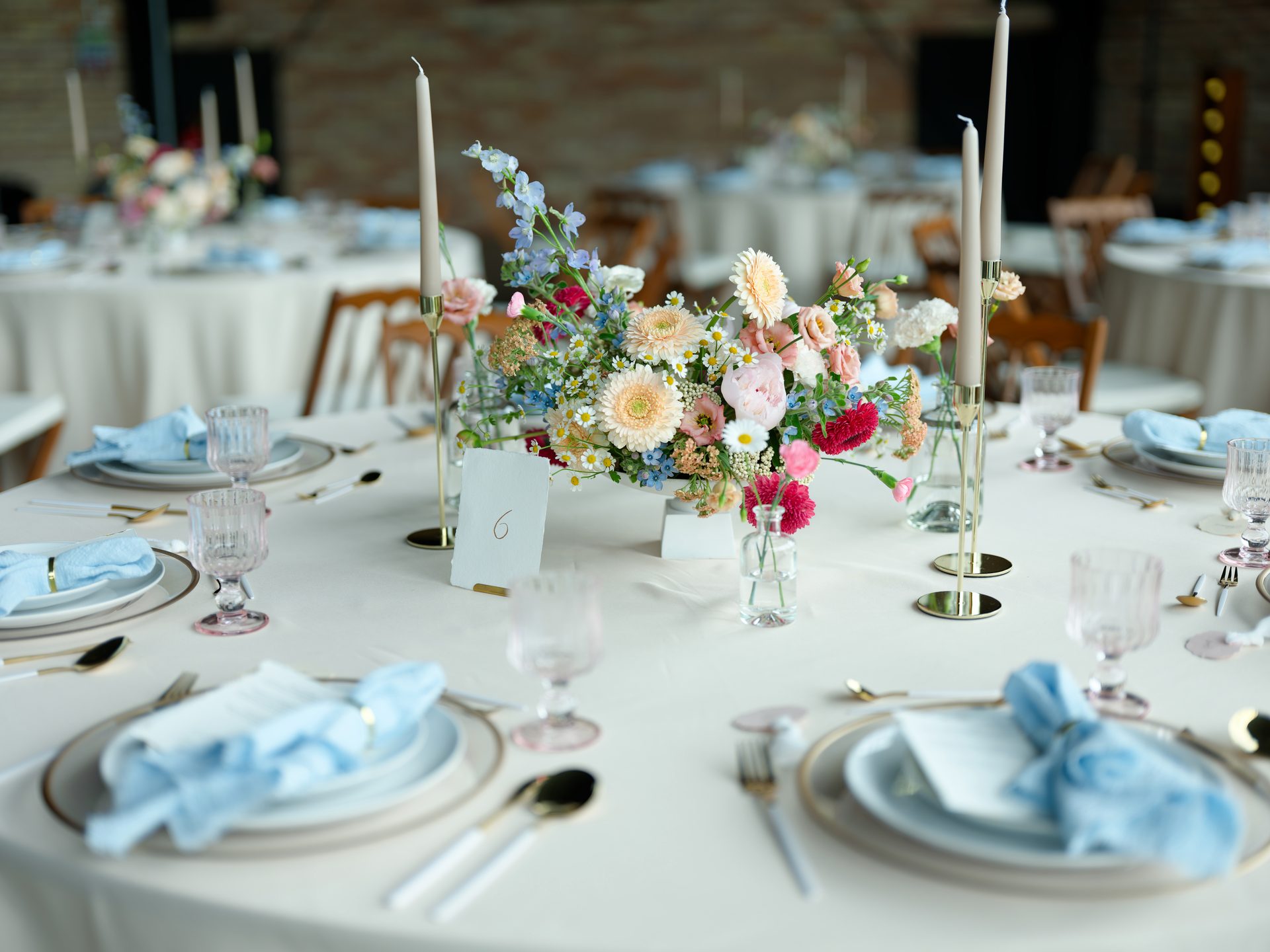 Festlich gedeckter Hochzeitstisch im AchtWerk — romantische Blumendeko