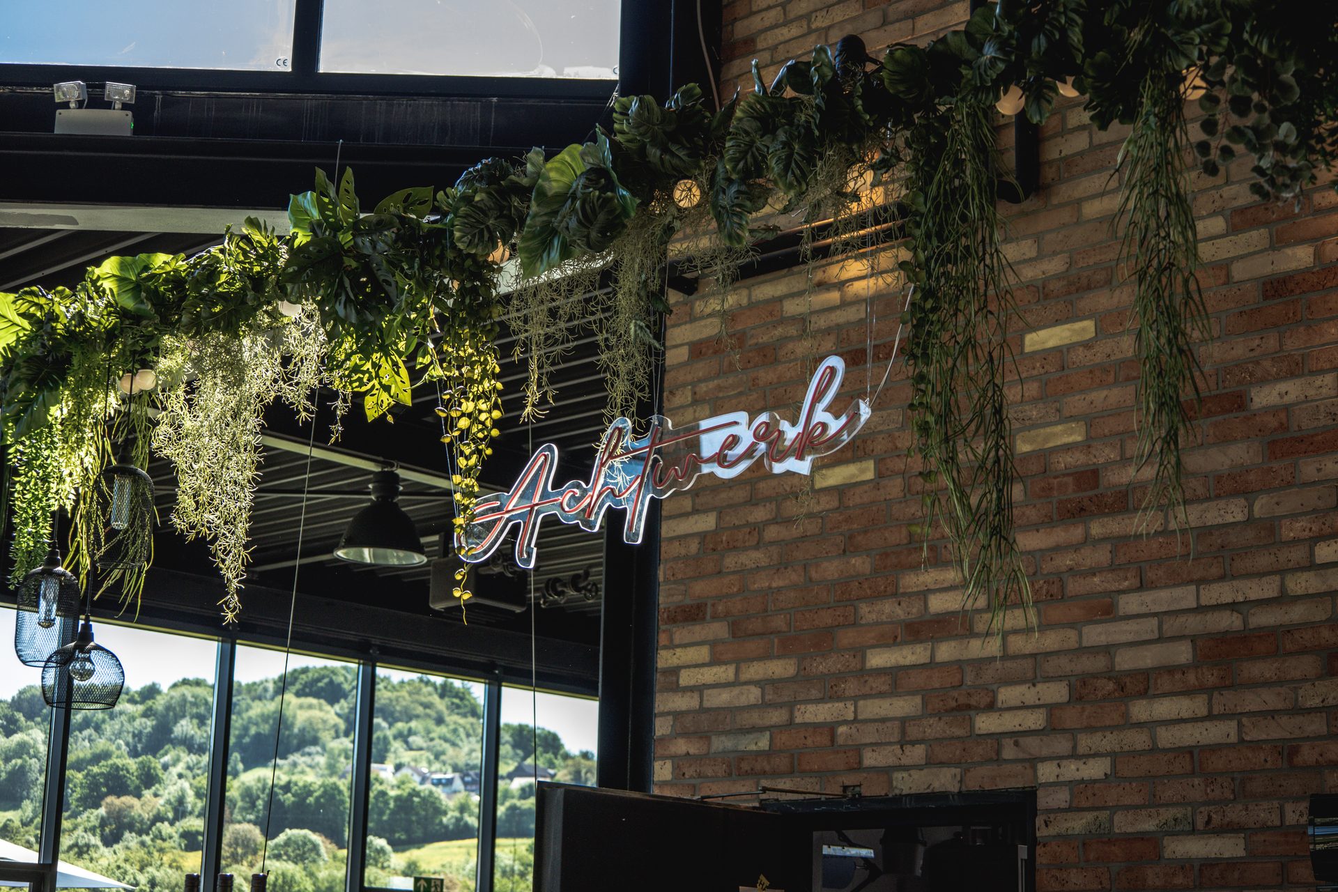 AchtWerk Neon-Schriftzug — Industrial Loft Hochzeitslocation nahe Stuttgart