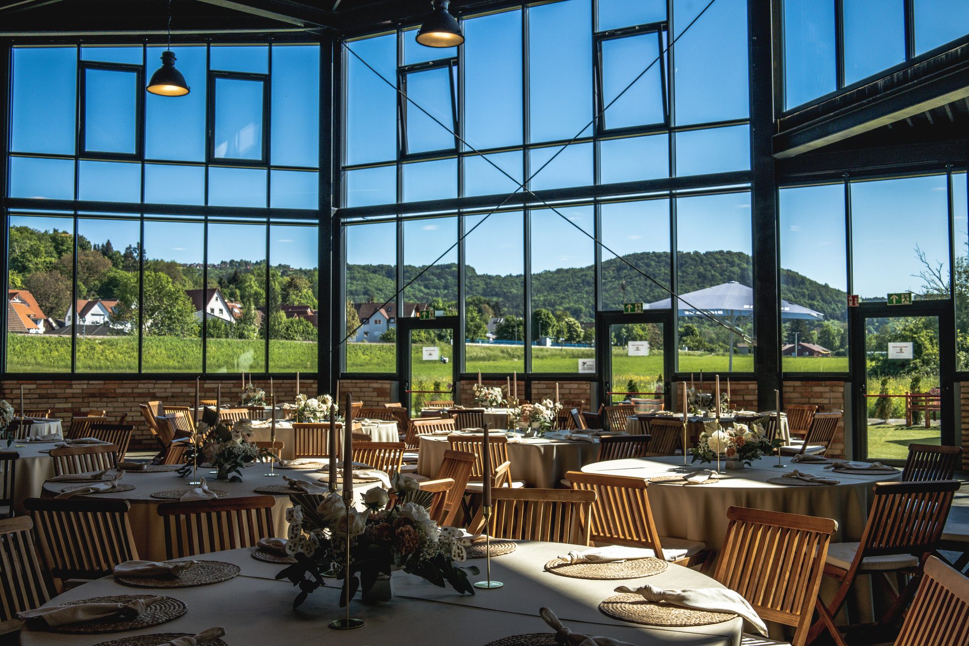 Hochzeitslocation nahe Stuttgart — AchtWerk Rudersberg, lichtdurchflutete Eventlocation mit Panoramafensterfront